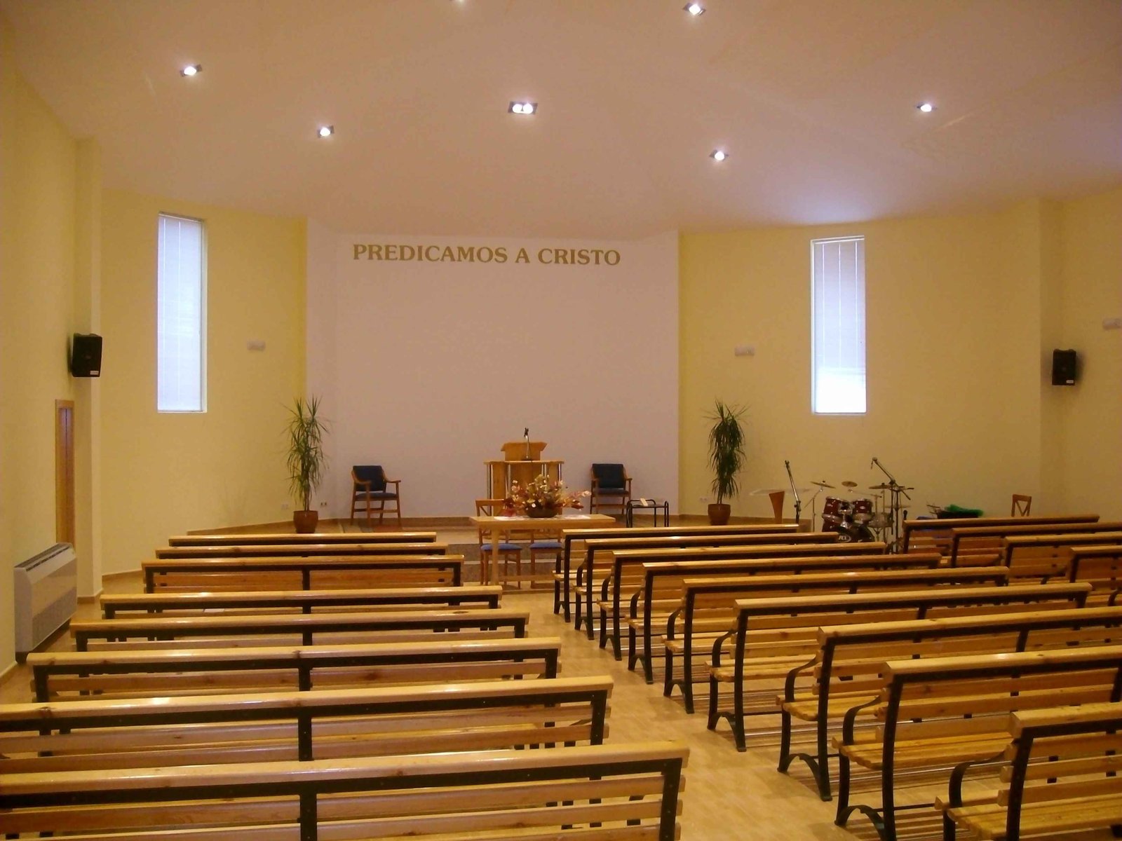 Interior del salón de cultos de la Iglesia Cristiana Evangélica de Valdepeñas